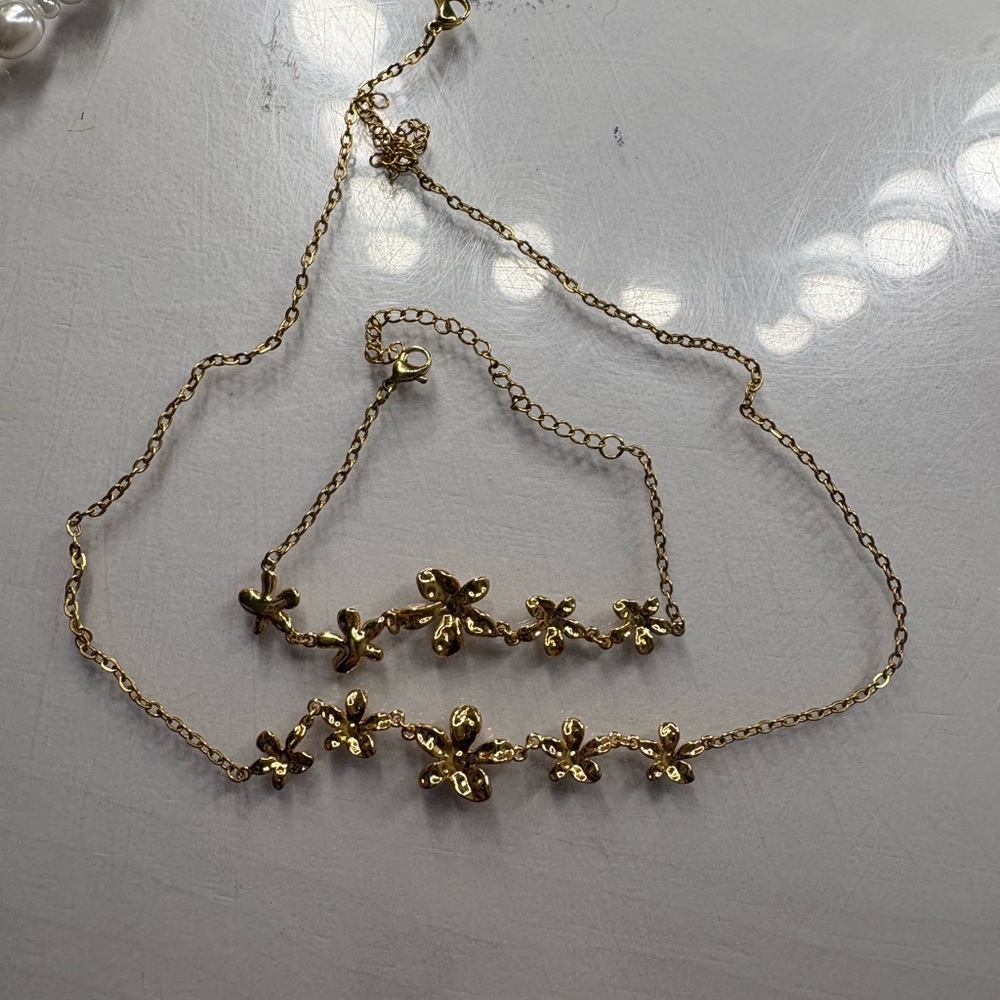 Elegant Gold Floral Necklace and Bracelet Set